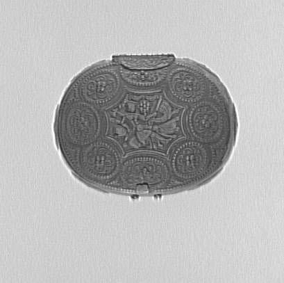 Boîte ovale en fer damasquiné d'argent, image 2/2