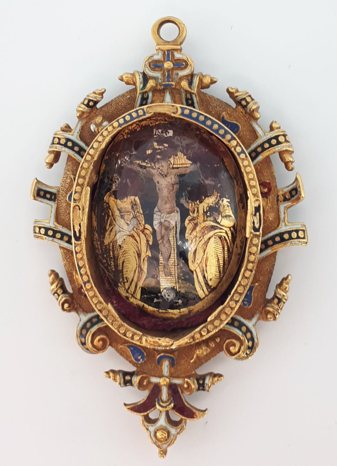 Pendentif ovale en or émaillé, encadrant une peinture enchâssée sous cristal : le Calvaire
