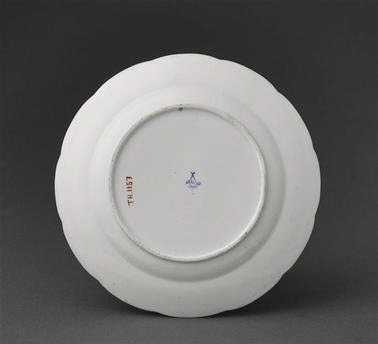 Assiette, à bords festonnés et marli gaufré, d'une paire (TH 1156), image 4/4