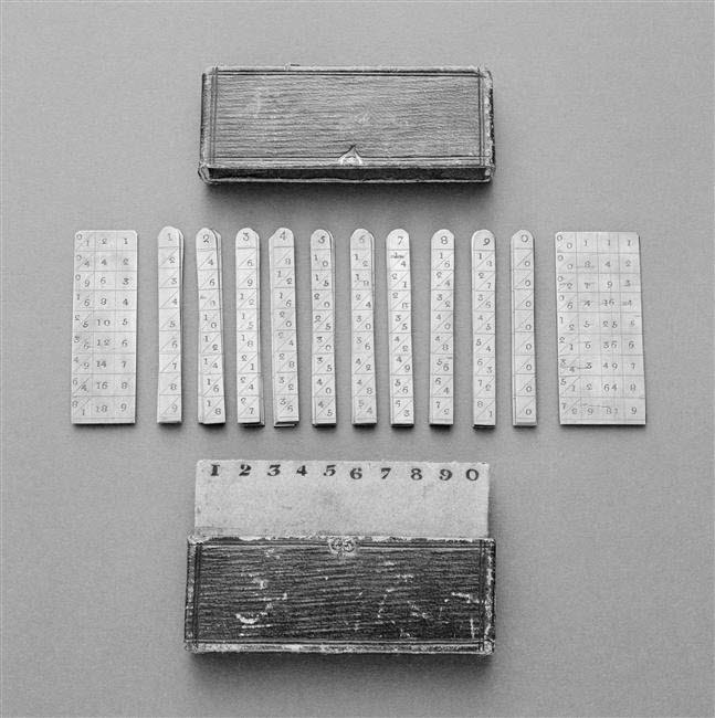 Tablettes de Napier et leur étui