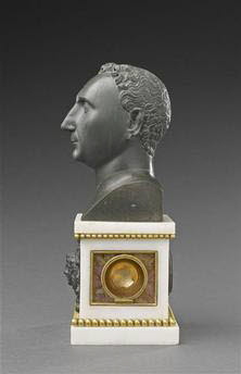 Buste d'homme aux cheveux courts, image 3/9