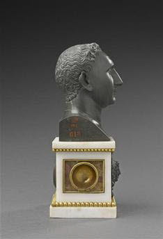 Buste d'homme aux cheveux courts, image 5/9
