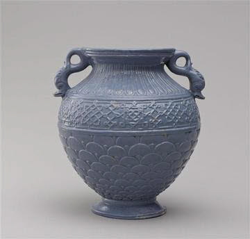 Vase ovoïde à deux anses en forme de dauphins, fond bleu, traces de dorure