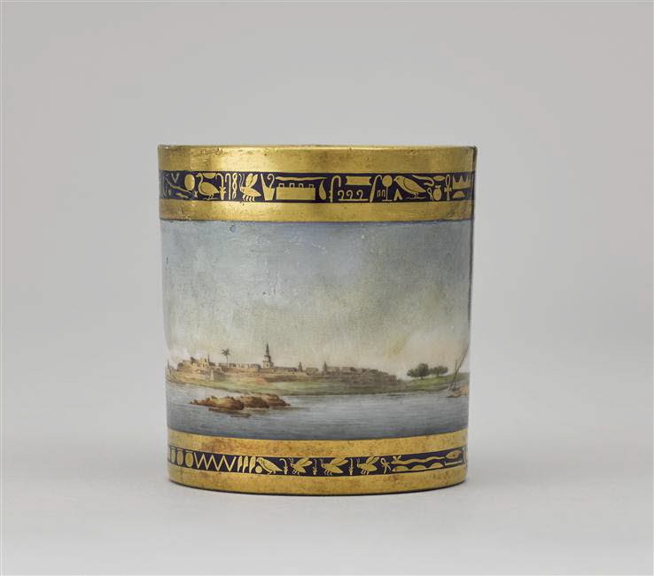 Tasse "Bathen el-Baquarah ou le ventre de la vache", du cabaret égyptien de Napoléon Ier (36 pièces), ou "cabaret du service de l'Empereur"