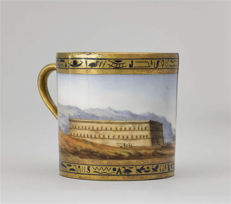 Tasse "Deïr Beyadh le couvent blanc", du cabaret égyptien de Napoléon Ier (36 pièces), ou "cabaret du service de l'Empereur"