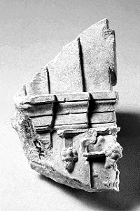 Fragment de pilastre décoré d'un putto et d'un écu, image 7/7