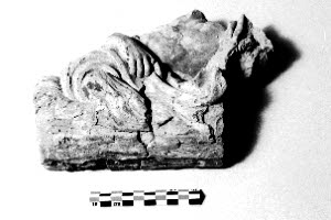 Relief représentant un fleuve couché, main retenant une draperie sur un torse masculin nu, image 7/7