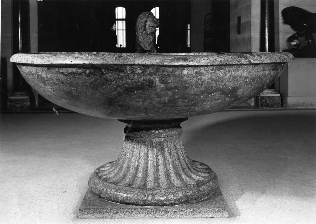 Vasque à tête de Méduse (Louvre Ma 90)