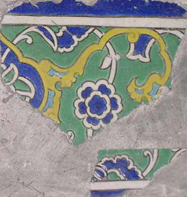 Fragment d'un carreau de bordure au rinceau de rumi enfermant des fleurettes et des pivoines, image 2/2