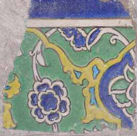 Fragment d'un carreau de bordure au rinceau de rumi enfermant des fleurettes et des pivoines, image 1/2