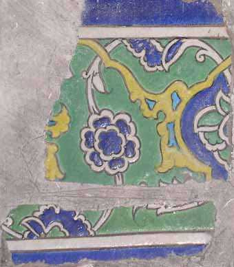 Fragment d'un carreau de bordure au rinceau de rumi enfermant des fleurettes et des pivoines, image 2/2