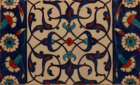 Carreau de bordure aux quadrilobes faits de fleurons bifides rumi et frises de rosettes et d'oeillets sur fond bleu, image 2/2