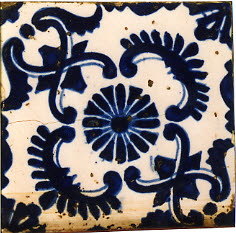 Carreau à décor de rosette dans des segments d'arcs, image 2/2