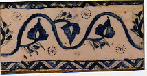 Carreau de bordure aux fleurs saz épanouies et petites feuilles. Frise de triangles, image 1/1