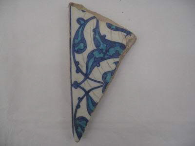 Fragment de carreau aux feuilles bifides et fleurons turquoise meublée de rumis bleux cobalt