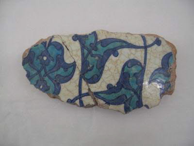 Fragment de carreau aux feuilles bifides et fleurons turquoise meublés de rumis bleu cobalt, image 1/1