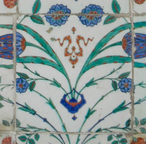 Carreau à décor de tulipes et de roses et aux tiges formant des mandorles, image 2/2