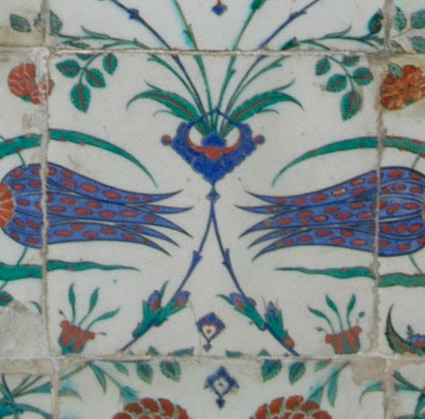 Carreau à décor de tulipes et de roses et aux tiges formant des mandorles, image 2/2