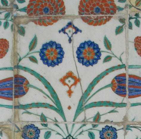 Carreau à décor de tulipes et de roses et aux tiges formant des mandorles, image 2/2