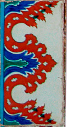 Carreau de bordure aux lambrequins feuillus