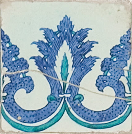 Carreau de bordure aux lambrequins feuillus de taille alternée, image 1/1