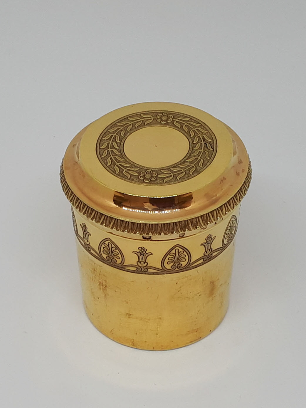 Boîte cylindrique du nécessaire
