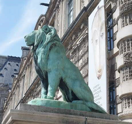 Lion assis