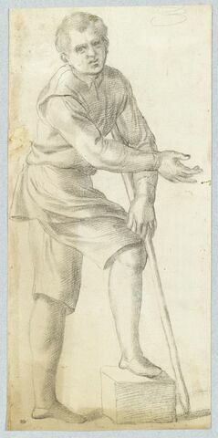 Jeune homme debout, appuyé sur un bâton, le pied sur un socle