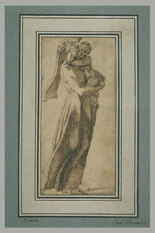 Femme en robe longue, coiffée, debout, avec un enfant dans le bras, image 2/2
