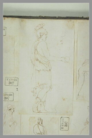 Guerrier romain debout, casqué, tenant un objet rond; profil d'homme
