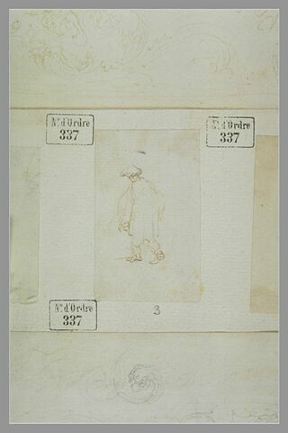 Un homme debout, de dos, marchant, coiffé d'un bonnet, image 1/1