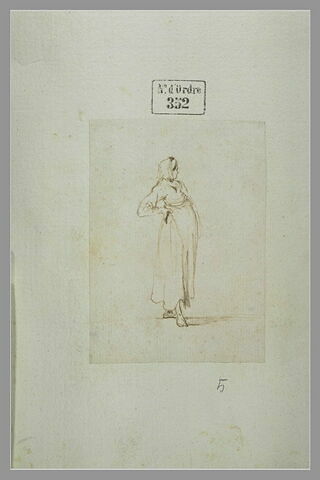 Femme debout tournée à droite, la main sur la hanche, image 1/1