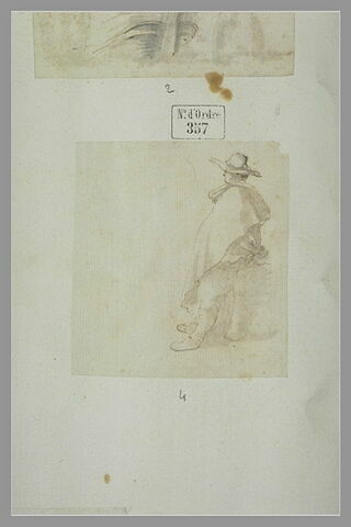 Homme debout, de profil, avec une cape, portant un chapeau à larges bords, image 2/2