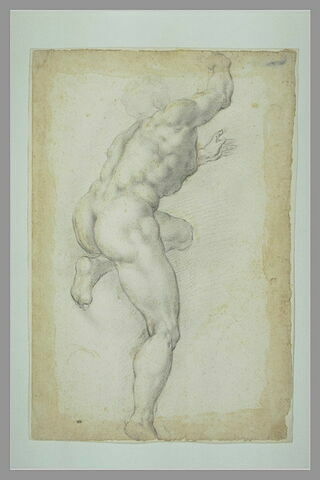Homme nu, debout, vu de dos, la jambe gauche pliée, image 2/2