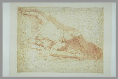Homme nu, étendu sur le dos, jambes écartées, le bras gauche levé, image 2/2
