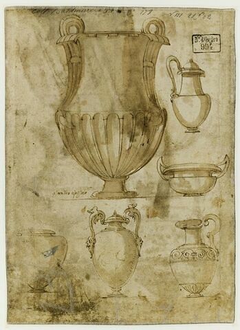 Une grande urne et cinq autres vases de formes variées