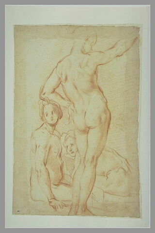Homme nu, debout, vu de dos et deux figures assises à ses pieds, image 2/2