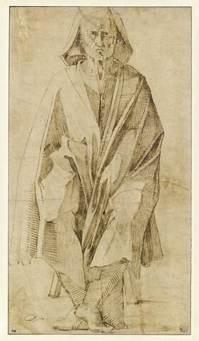 Homme assis sur un tabouret, vu de face, enveloppé d'un manteau à longs plis
