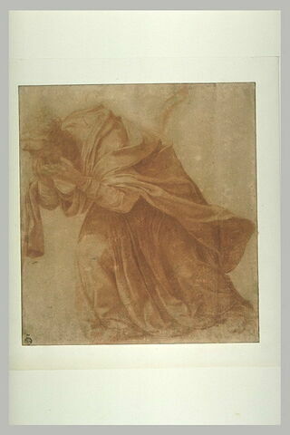 Femme drapée, penchée en avant, les mains devant ses yeux, image 2/2