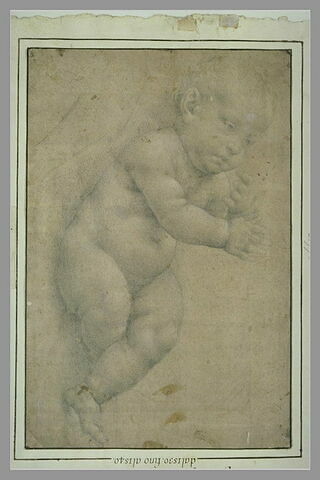 Enfant nu, couché sur le dos, soulevant sa main droite, image 2/2