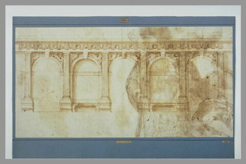 Portique de rez-de-chaussée d'un palais, image 2/2