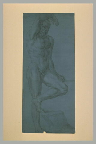 Homme nu, debout, le bras gauche au dessus de la tête, la jambe gauche pliée, image 2/2