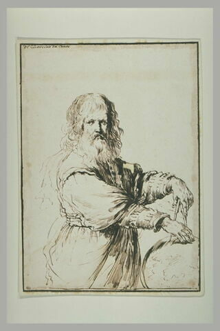 Un vieil homme debout, mesurant un globe avec un compas, image 2/2