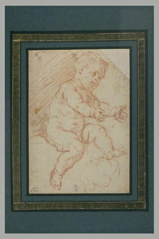 Un enfant nu, assis sur les nuages, étendant les bras en avant, image 2/2