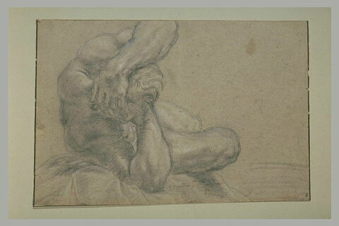 Homme nu, étendu, les deux mains derrière la tête, vu en raccourci, image 2/2