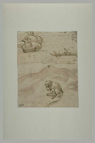 Un singe assis sur une dune, avec, au loin, un voilier et une barque