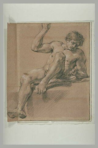 Un homme nu, assis, bras droit levé, jambe gauche ployée, image 2/2