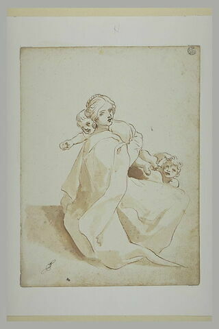 Femme assise avec deux enfants, image 2/2