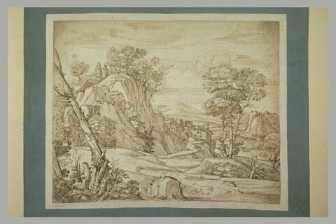 Paysage montagneux avec un bourg dominant un fleuve, et une plaine au loin, image 1/1