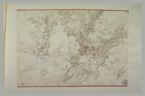 Promeneurs au bord d'un cours d'eau